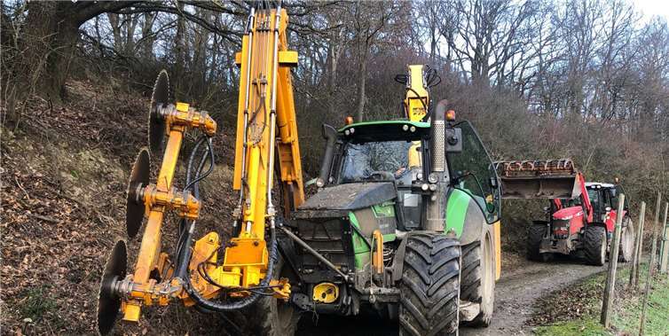 Mit schwerem Gerät wurden die Wege freigeschnitten.