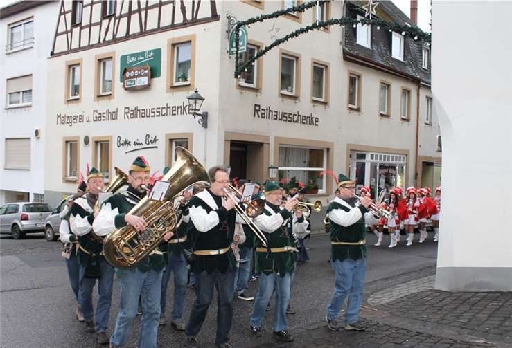 Mit schweren „Gefechtskanonen“ wurde das Rathaus belagert.
