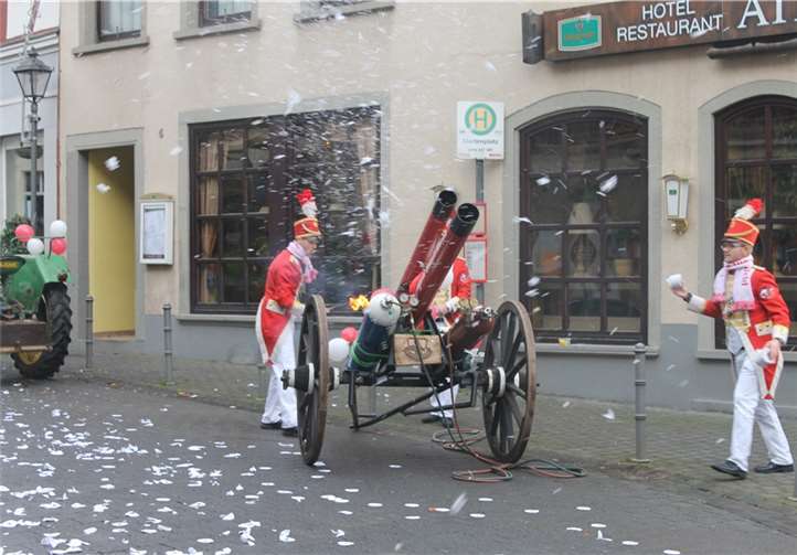 Mit schweren „Gefechtskanonen“ wurde das Rathaus belagert.