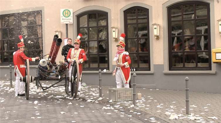 Mit schweren „Gefechtskanonen“ wurde das Rathaus belagert.