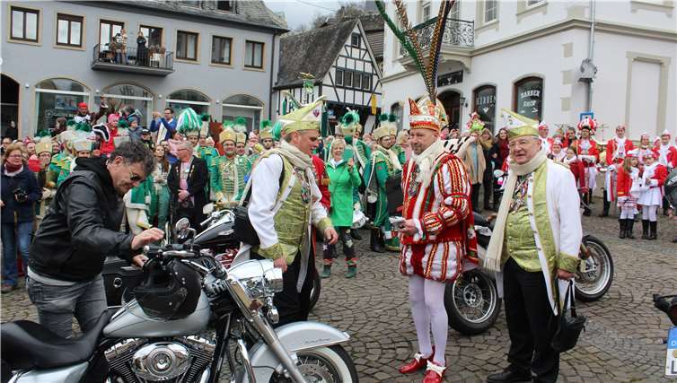 Mit schweren Motorrädern fuhr der Linzer Prinz mit seiner „Hajo-Gang“ auf dem Marktplatz vor.