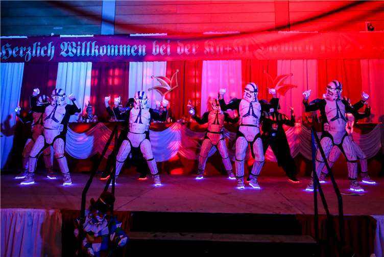 Mit schwerer aber genialer Kostümierung und einer tollen Performance begeisterten die „Funcy’s“.