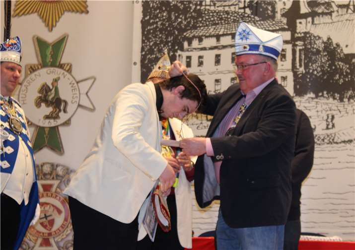 Mit seinem 78-er Prinzen-Orden zeichnete das Gründungsmitglied Wolli Klein den aktuelle Präsidenten Lukas Fiest aus.