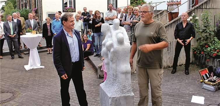 Mit seinem Bruder und Bildhauer Axel enthüllte Aribert Peters die „Beziehungen“ auf dem „Hermann-Scheer-Platz“.DL