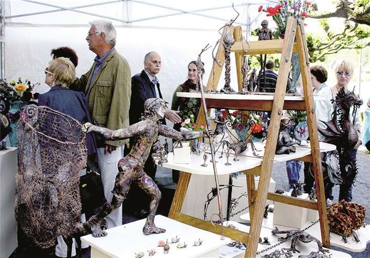 Mit seinem Fang im gefüllten Netz strebte der Fischer bei dem Metall-Skulpteur heimwärts