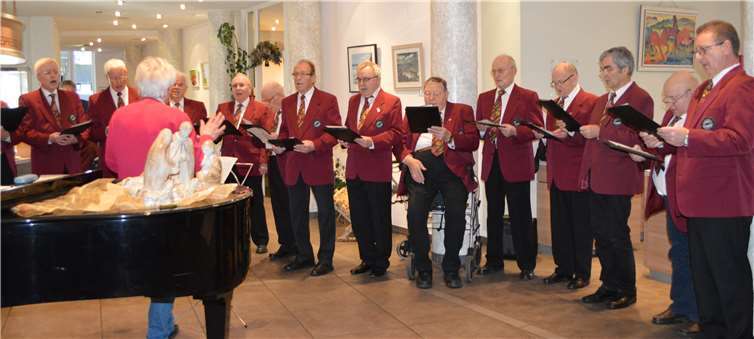 Mit seinem Repertoire, das von besinnlich bis heiter reichte, begeisterte der Remagener Männerchor in der Seniorenresidenz.  AB