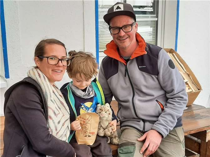 Mit seinen Eltern Inken Lillpopp und Patrick Belz war der kleine Karl Linus der Erste, der sich seine Überraschungstüte abholte. Foto: Bernd Siegel