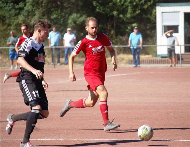 Mit seinen beiden Treffern zum 0:2 und 0:3 machte Lars Bohm (links) in der 114. und 116. Minute alles klar.