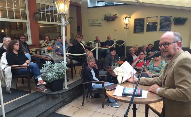 Mit seinen schwarzhumorigen Krimigeschichten aus eigener Feder konnte Autor Ralf Kramp während seiner Sommerlesung erneut sein Publikum begeistern.  - TE -