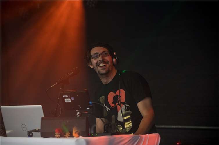 Mit seiner „90er Autokino-Party“ sorgt der einfallsreiche DJ auch in Corona-Zeiten für super Stimmung. Foto: Dirk Loerper