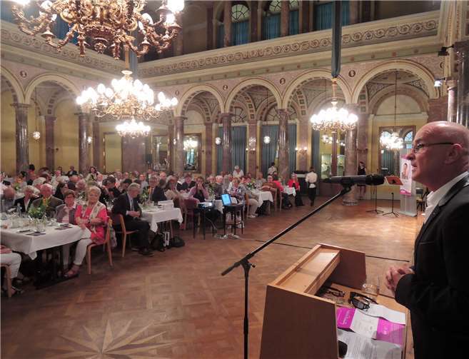 Mit seiner Becker-Brillen-Sammlung gratulierte Berny Abt dem Unternehmen Brillen Becker zum Jubiläum.