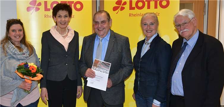Mit seiner Chronik zum 100-jährigen Jubiläum schaffte es der SV Rheinland Mayen auf Platz 4 beim LSB-Jubiläumsschriften-Wettbewerb der in ganz Rheinland-Pfalz ausgeschrieben war. LSB-Präsidentin Karin Augustin (2.v.l), Vizepräsident Walter Desch (r.) und Sportbund-Präsidenten Monika Sauer (2.v.) gratulierten Herwig Weiner (Mitte) und seiner „Korrekturleserin“ Ute Weiner-Mertz zu diesem tollen Erfolg. Lotto Rheinland-Pfalz/Peter Seydel