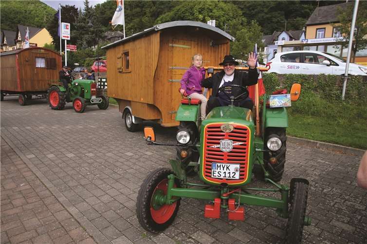 Mit seiner Enkelin als Beifahrerin erreichte Ewald Sewenig das Moselufer.