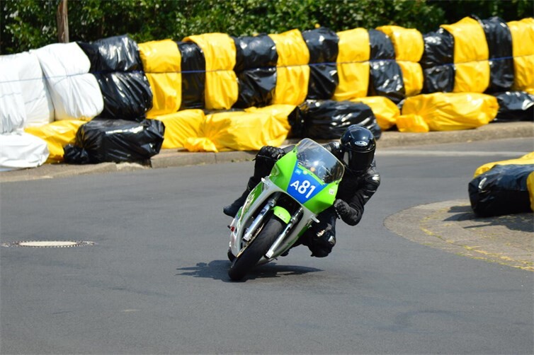 Mit seiner Kawasaki KR1S sicherte sich Michael Spengler auf dem Schottenring den ersten Platz in der Klasse „A – Zweitakt-Supersport und Rennmotorräder“.