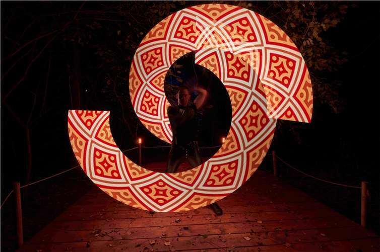 Bad Neuenahr: Uferlichter mit tollem Programm Mit seiner Lichtjonglage präsentiert René Albert ein perfektes Zusammenspiel von Artistik, Musik und Lichteffekten. Foto: René Albert
