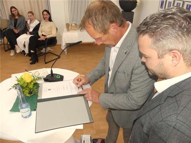 Mit seiner Unterschrift war die erneute Ernennung in das verantwortungsvolle Amt abgeschlossen.