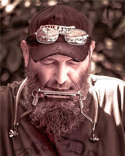 Mit seiner markanten Stimme zieht StarDog Champion sein Publikum in den Bann.