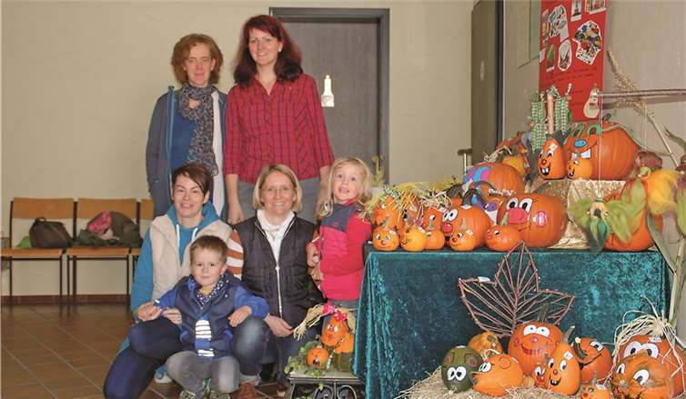 Mit selbst bemalten Kürbissen fanden die Kinder bei den Wanderern großen Anklang.privat