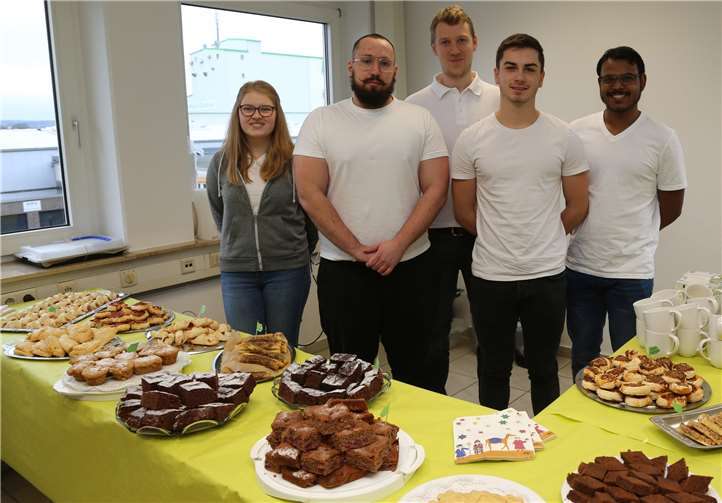 Mit selbst gebackenem Kuchen verwöhnten die Schüler ihre Besucher.