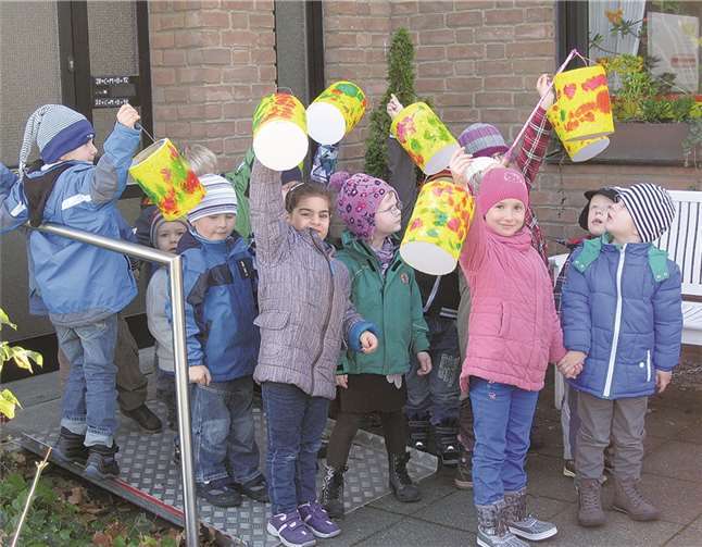 Mit selbst gebastelten Laternen besuchten die Kinder die Seniorentagespflege des ASB in Merl. privat