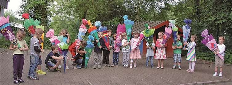 Mit selbst gebastelten Schultüten stellten sich die Kinder zum Abschiedfoto. privat