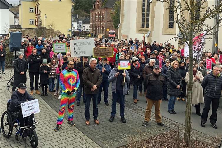 Mit selbst gemachten Plakaten zogen die Menschen vor das Rathaus. 