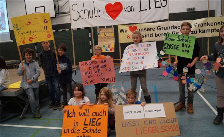 Mit selbst gemalten Plakaten und kreativen Transparenten protestierten Jungen und Mädchen der betroffenen Schulstandorte in Lieg.  -TT-
