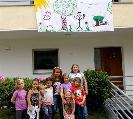 Mit selbst gemalten Transparenten zeigten auch die jüngsten Anwohner des Heckenwegs ihre Kritik an einer möglichen Bebauung des Spielgeländes.