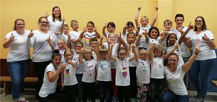 Mit selbst gestalteten Deutschlandtrikots konnten die Kids das Fußballspiel genießen. privat