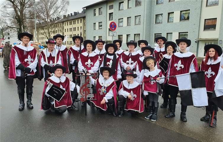 Mit selbst gestalteten Kostümen präsentieren sich die Musikcorps zum ersten Mal beim Neuwieder Karnevalsumzug.Foto: privat