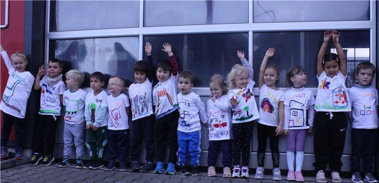 Mit selbst gestalteten T-Shirts nahmen die Kinder am Gewerbeparklauf teil. Foto: Kita Paukenzwerge