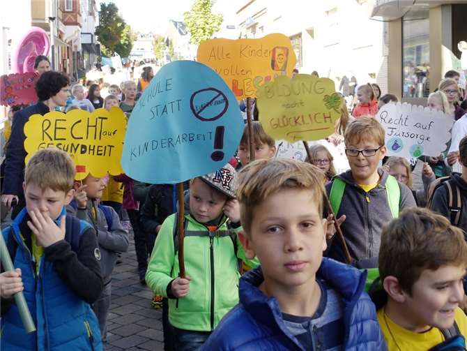 Mit selbstgemalten Plakaten und Transparenten zogen fast 500 Kinder durch Höhr-Grenzhausen. „Schule statt Kinderarbeit“, „Bildung macht glücklich“, „Recht auf Fürsorge“ ist zu lesen.