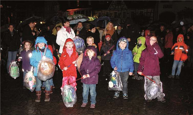 Mit sicher einhüllten Laternen warteten die Linzer Kinder auf den heiligen Sankt Martin.DL