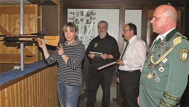 Mit sicherem Auge und ruhiger Hand am Schießstand. RÜ