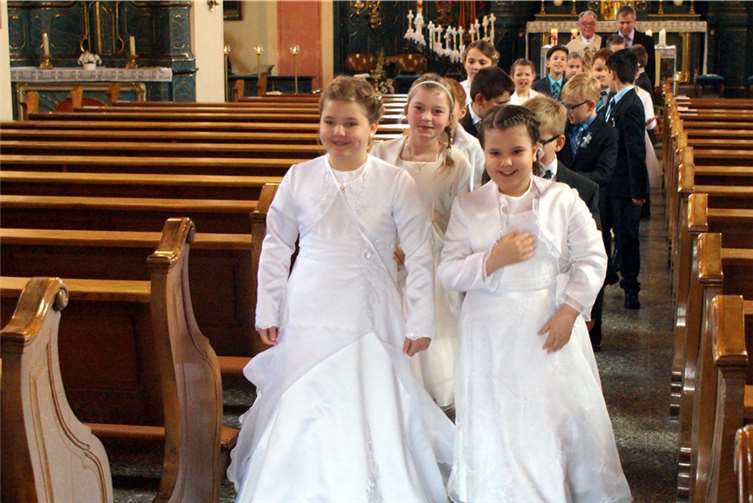 Mit sichtbar viel Freude verließen die Kinder nach der Eucharistie-Feier die Pfarrkirche St. Georg, vor welcher sie von den Familien und Freunden empfangen wurden.