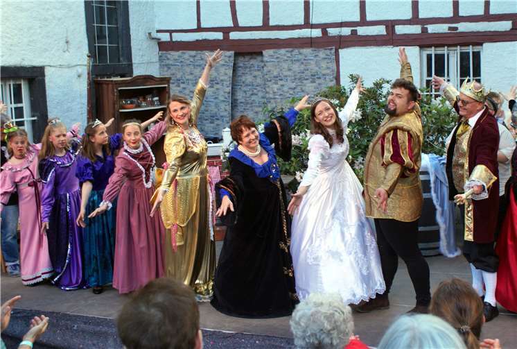 Mit sichtbar viel Spaß präsentierten die Darsteller der Theatergruppedas Familienmusical „Drei Haselnüsse für Aschenbrödel“. Fotos: KH