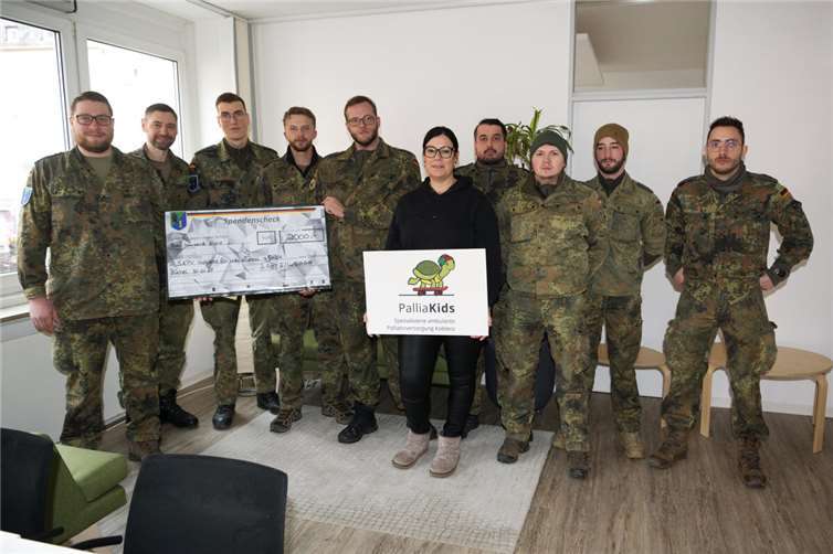 Starke Jungs mit großem Herzen  Mit sichtbarem Stolz überreichte eine Delegation der 2. Luftwaffensicherungsstaffel den Spendenscheck an Frau Schott, die pflegerische Leitung des SAPV-Teams. Foto: AN Rach