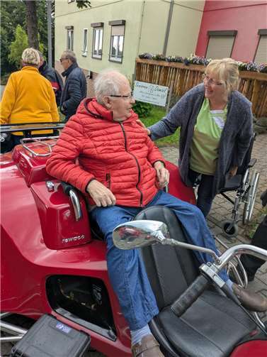 Mit sichtbarer Begeisterung und leuchtenden Augen stiegen die Seniorinnen und Senioren in die auffälligen Fahrzeuge.