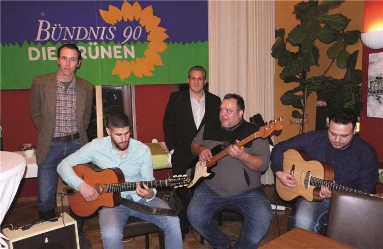 Mit sichtlicher Freude lauscht Stephan Retterath (li.) den virtuosen Gitarrenklängen des Trios um Django Reinhardt.