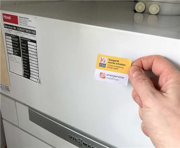Mit solchen Aufklebern sind die Geräte gekennzeichnet, die bereits erfasst wurden. Sie werden bald auf das neue H-Gas angepasst. Foto: Peerenboom/evm
