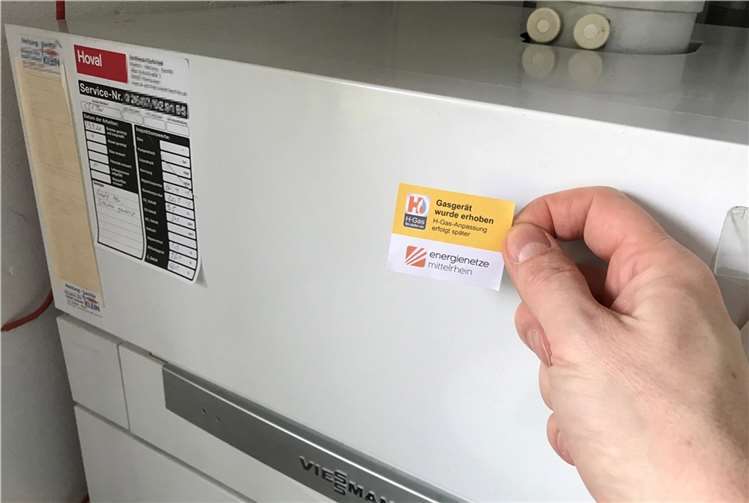 Mit solchen Aufklebern sind die Geräte gekennzeichnet, die bereits erfasst wurden. Sie werden bald auf das neue H-Gas ngepasst.Foto: Peerenboom/evm