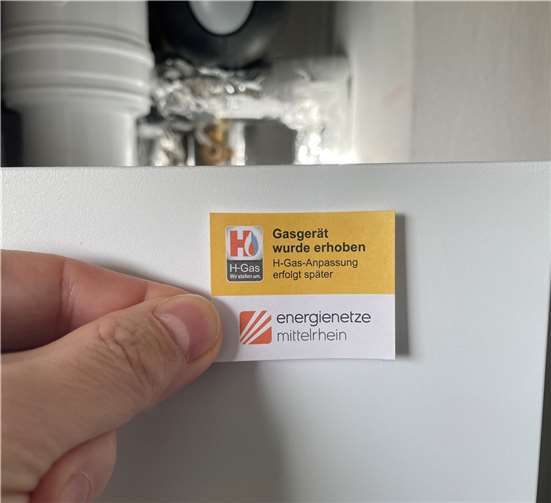 Mit solchen Aufklebern sind die Geräte gekennzeichnet, die bereits erfasst wurden. Sie werden bald auf das neue H-Gas angepasst.  Foto: Peerenboom/evm