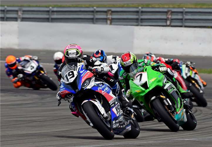 Mit spannenden Motorradrennen begeisterten die IDM-Piloten die Zuschauer. Im Vordergrund die beiden deutschen Fahrer Julian Puffe (BMW) und Marc Moser (Yamaha).