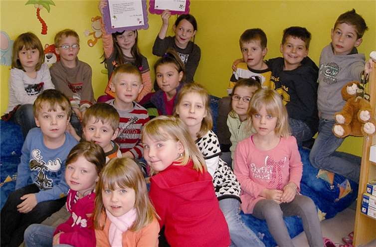 Lesebotschafter unterwegs Mit spannenden und ausdrucksvollen Lesen verzauberten Bianca Soboll (2a) und Sarah Titz (2a) in der Kindertagesstätte ‚Pusteblume‘ ihre Zuhörerschaft und erhielten hierfür ebenso bezaubernde Urkunden.privat