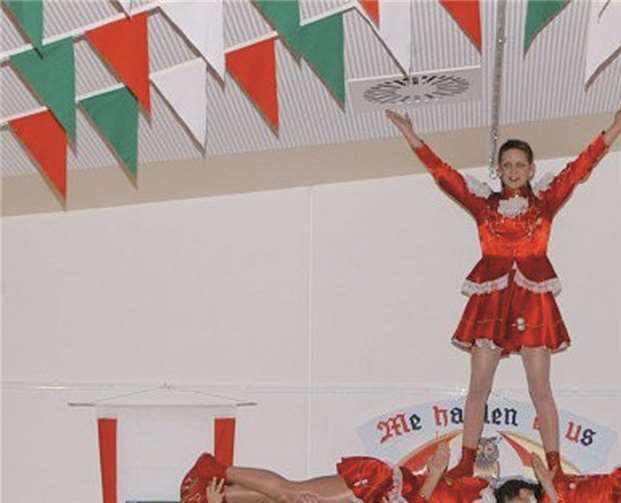 Mit spektakulären Hebefiguren begeisterte die Gruppe.