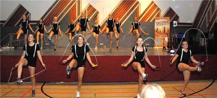 Mit spektakulären Seiltänzen begeisterte die Rope Skipping-Gruppe der TGO Lahnstein die Gäste der Festveranstaltung. KER