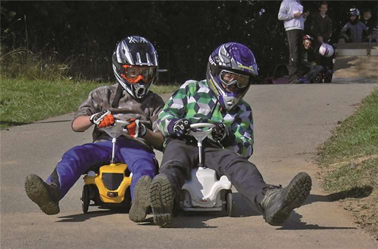Mit speziell für dieses Rennen modifizierten Bobby-Cars wird gefahren. T.Esser