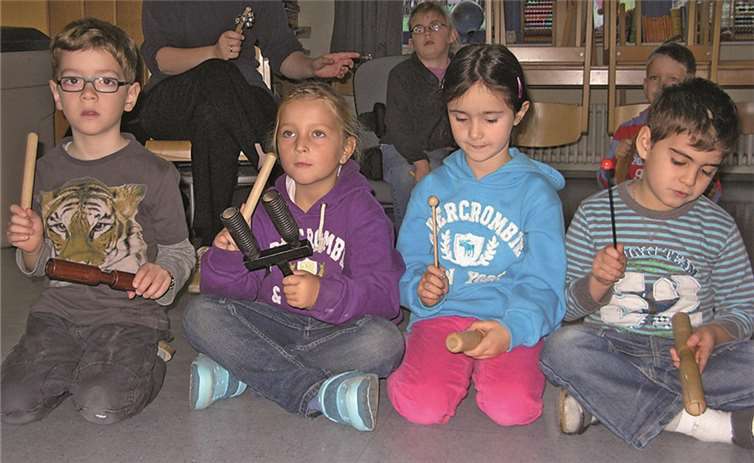 Mit speziellen Musikinstrumenten begrüßten die Kinder die Besucher. privat