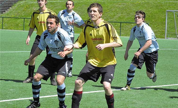 Mit „stechendem Blick“ erwarten Stefan Marth und Phillip Schäfer den gegnerischen Eckball.privat
