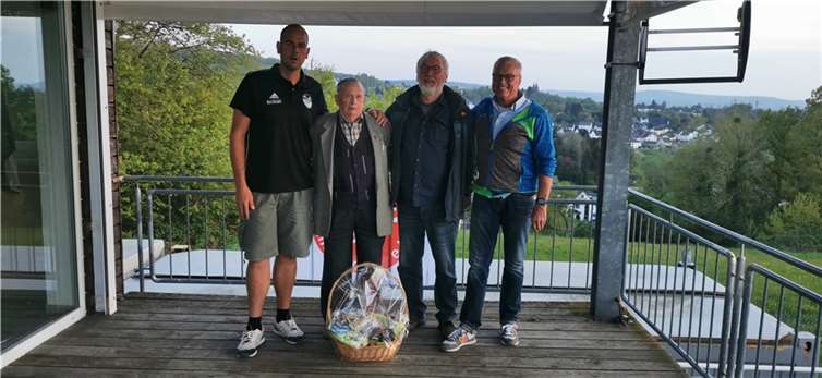 Mit stehenden Ovationen wurde Josef Bechthold für 75 Jahre Vereinstreue geehrt. Foto: privat
